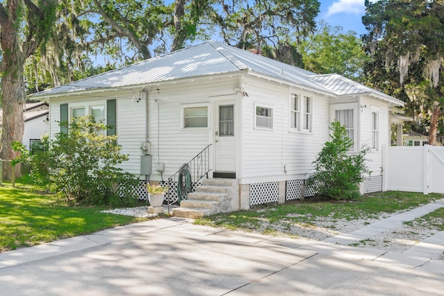 view of front facade with a front lawn