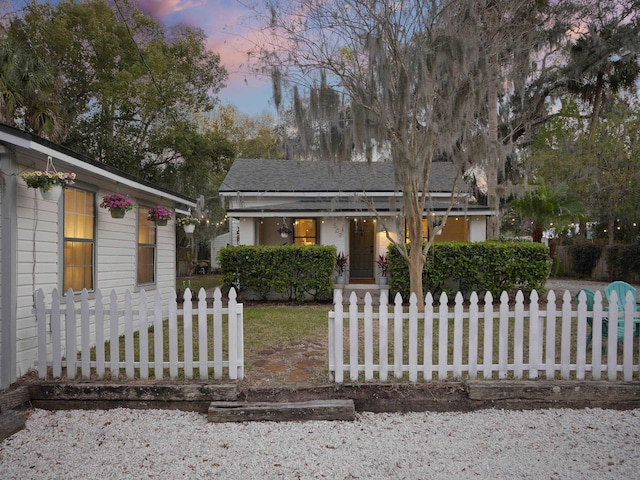 view of front of property featuring a fenced front yard