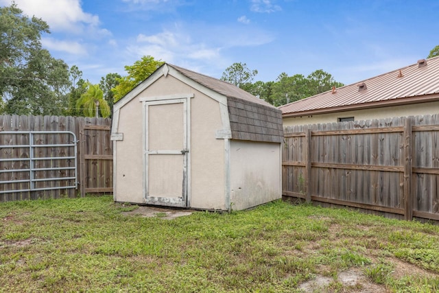 view of outdoor structure with a yard