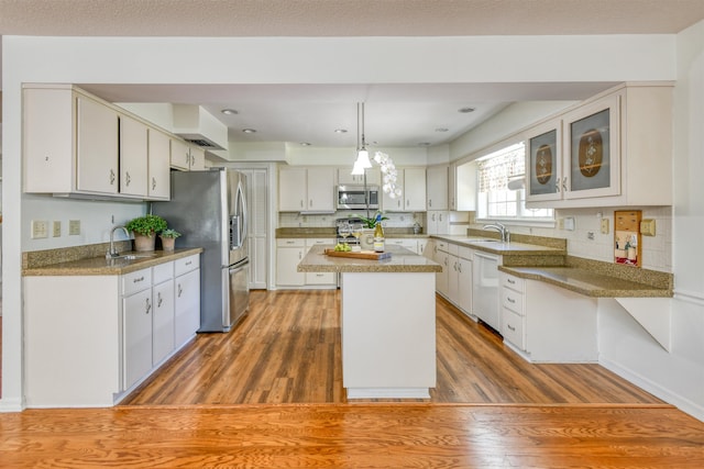 1536 San Rafael Way, Saint Augustine, FL 32080 - kitchen with appliances with stainless steel finishes, a center island, light wood finished floors, a sink, and recessed lighting