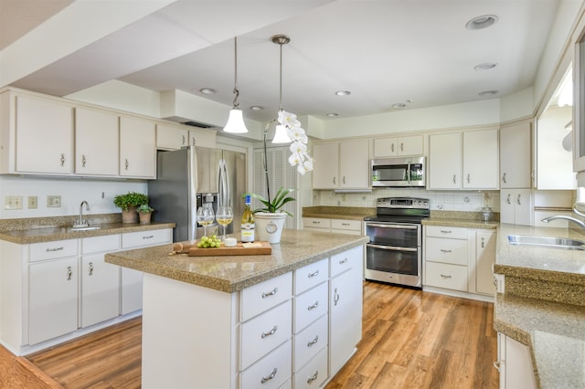 1536 San Rafael Way, Saint Augustine, FL 32080 - kitchen featuring stainless steel appliances, a sink, light wood finished floors, and recessed lighting