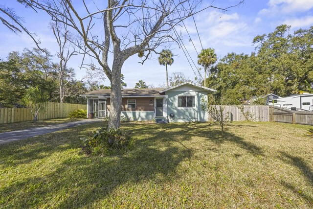 view of front facade featuring a front yard and fence