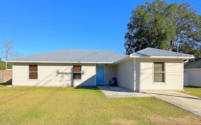 ranch-style house featuring a front lawn