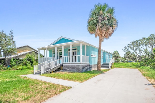 view of front of house with covered porch and a front lawn