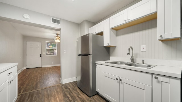 kitchen featuring stainless steel refrigerator, ceiling fan, sink, dark hardwood / wood-style floors, and white cabinets