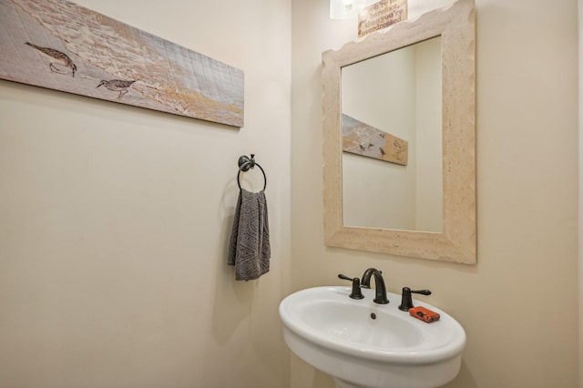 bathroom featuring sink