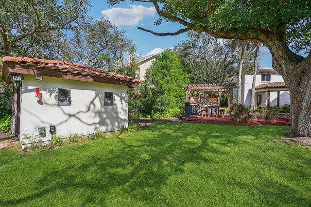 view of yard with a pergola