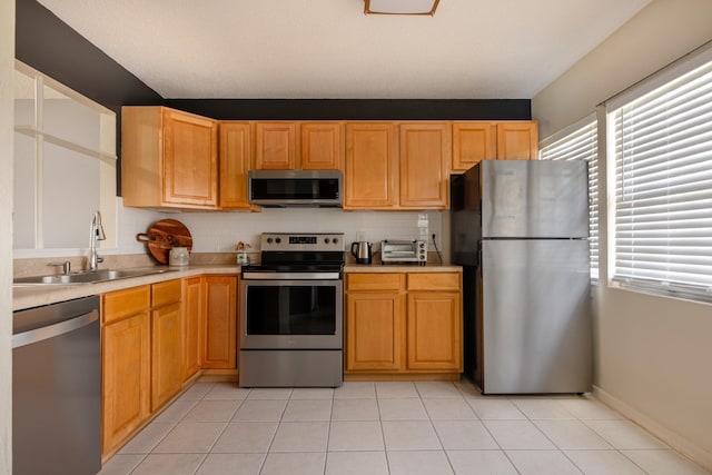 9 Kings Colony Ct Unit 9, Palm Coast, FL 32137 - kitchen featuring stainless steel appliances, a sink, light countertops, tasteful backsplash, and light tile patterned flooring