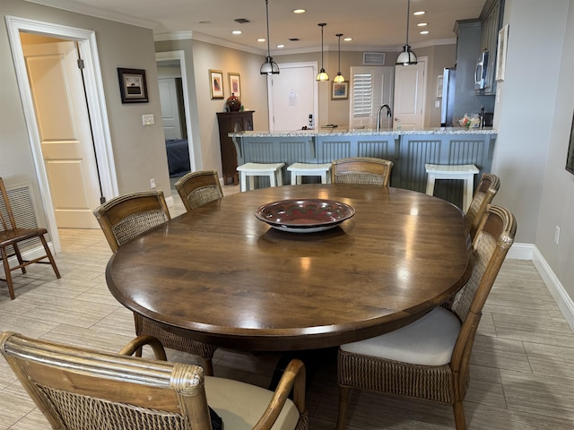 dining space featuring baseboards, recessed lighting, visible vents, and crown molding