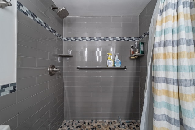 bathroom featuring a shower with shower curtain