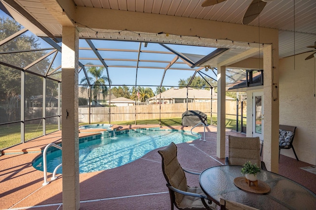 view of swimming pool with a lanai, a patio area, ceiling fan, and an in ground hot tub