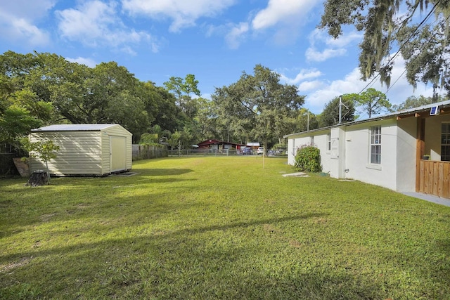 view of yard featuring a shed