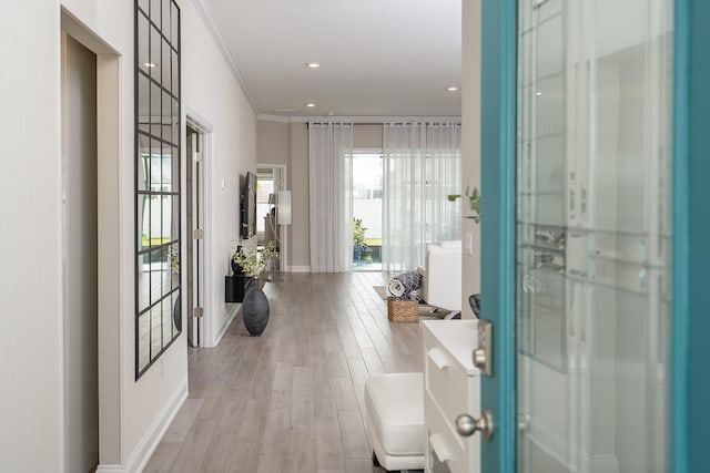 entryway featuring baseboards, recessed lighting, light wood-style flooring, and crown molding