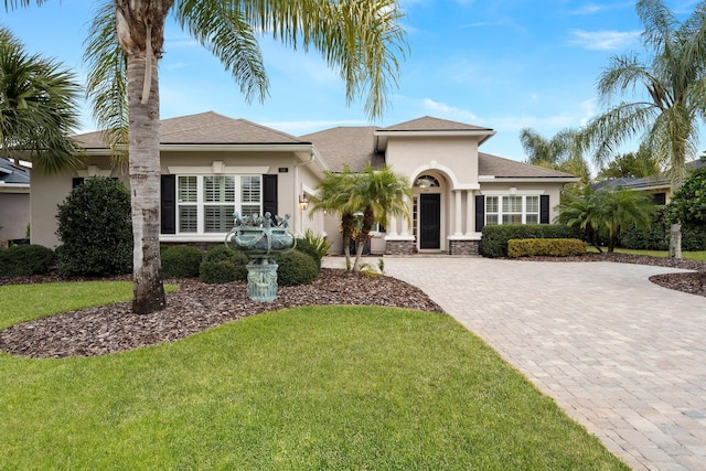 view of front facade with a front lawn