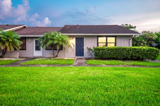 view of front facade with a front lawn