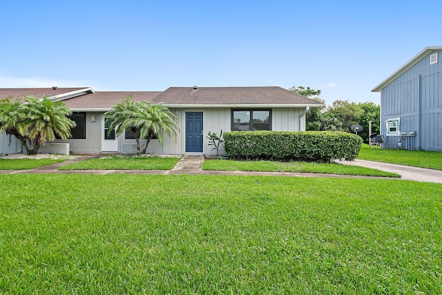 view of front of house with a front lawn