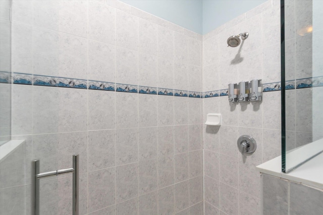 bathroom featuring a tile shower