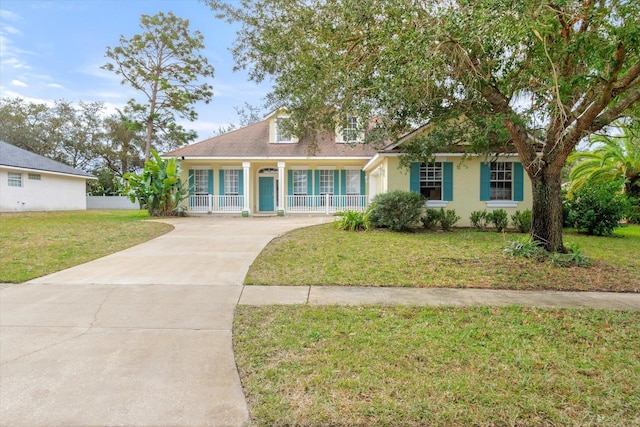 view of front of house with covered porch and a front lawn