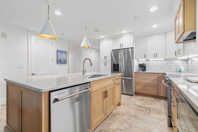 kitchen featuring recessed lighting, stainless steel appliances, a sink, backsplash, and an island with sink