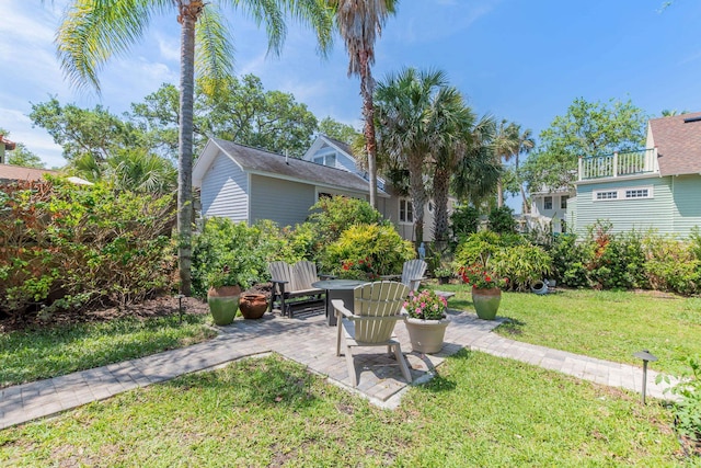 view of yard featuring a patio