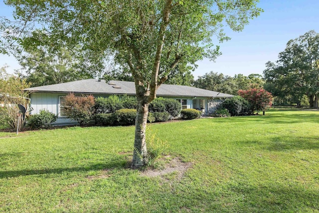 single story home with a front yard