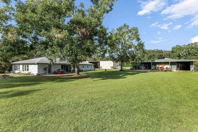 view of yard featuring an outbuilding