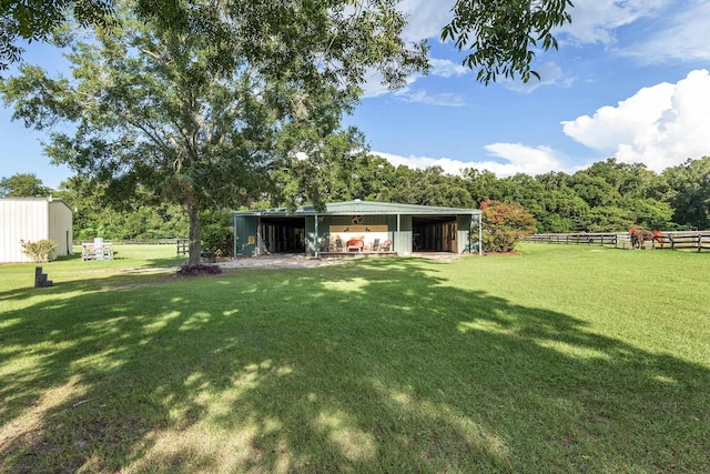 view of yard featuring an outdoor structure