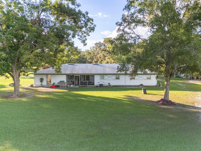 view of front facade featuring a front lawn