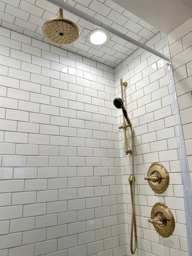 details featuring a tile shower