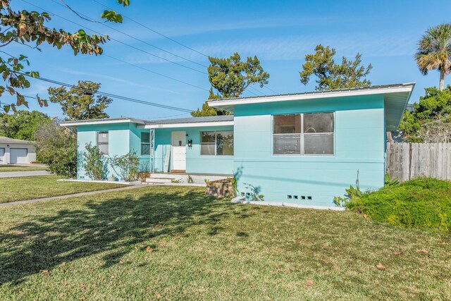 single story home with a front lawn