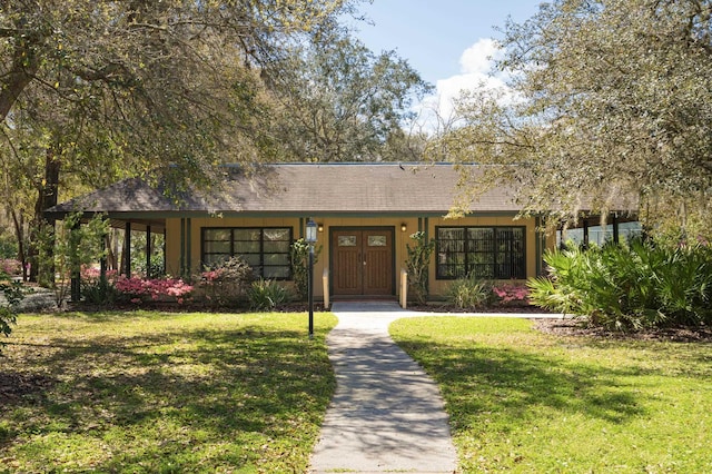 view of front facade featuring a front lawn