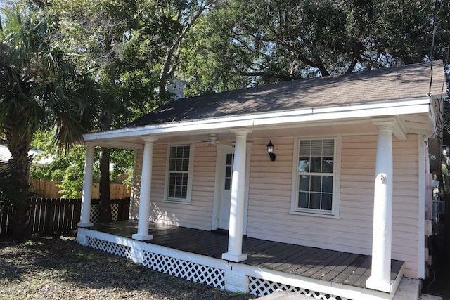 view of front facade with ceiling fan