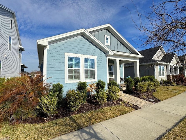 view of front facade featuring a front yard