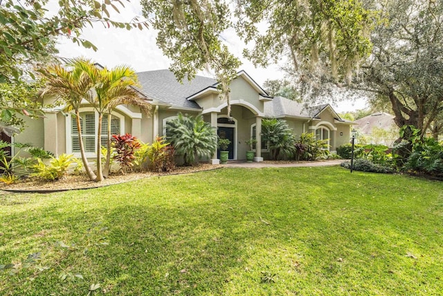 view of front facade with a front lawn