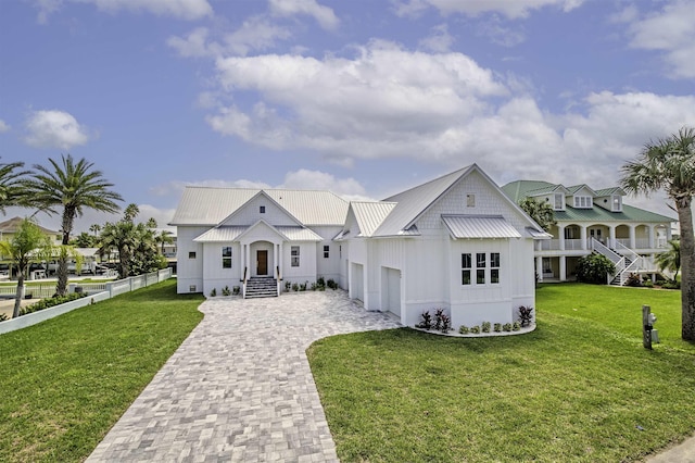 view of front facade featuring a front yard