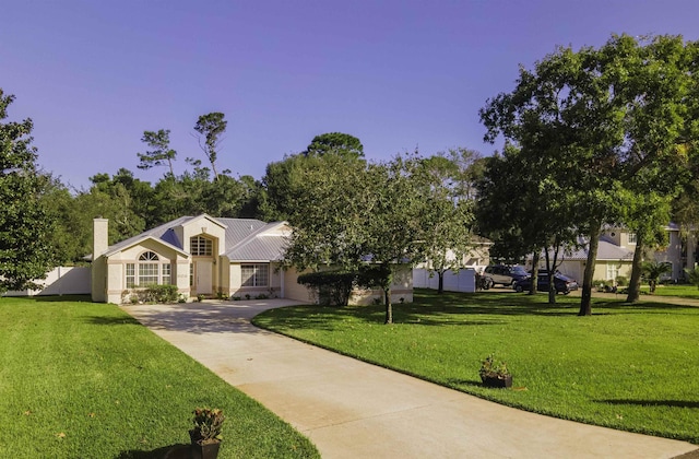 ranch-style house featuring a front yard