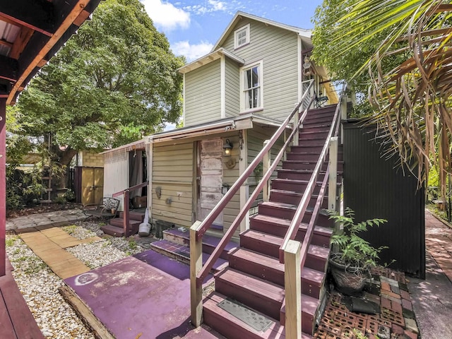 8 Davis St, Saint Augustine, FL 32084 - view of front of house featuring entry steps and stairway
