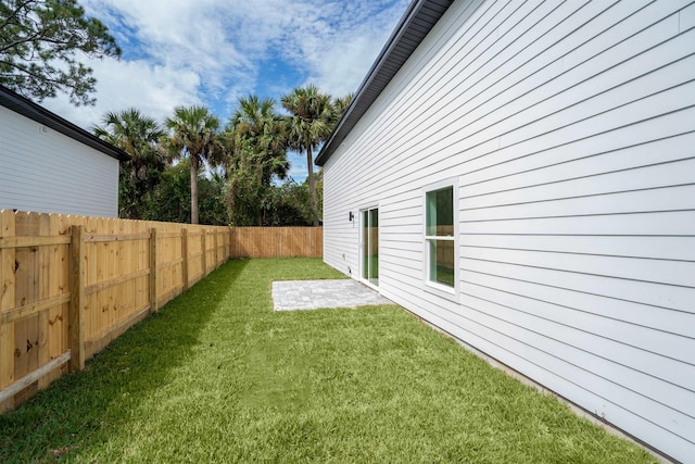 view of yard featuring a patio area