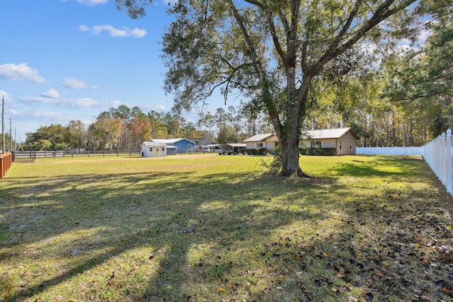 view of yard featuring an outdoor structure