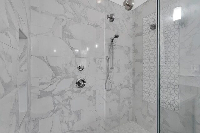 545 Sebastian Sq, Saint Augustine, FL 32095 - full bath featuring a tile shower