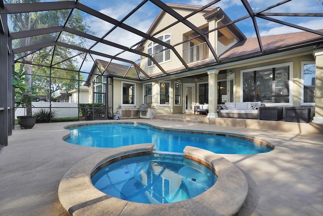 545 Sebastian Sq, Saint Augustine, FL 32095 - view of swimming pool featuring a patio area, exterior kitchen, a pool with connected hot tub, and a ceiling fan