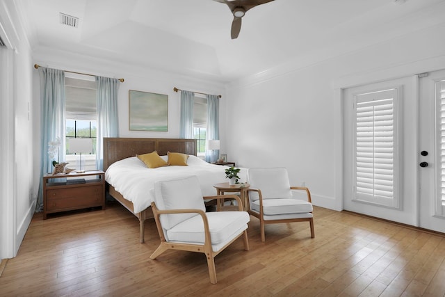 bedroom featuring visible vents, ceiling fan, baseboards, and light wood-style floors