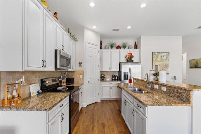 552 Christina Dr, Saint Augustine, FL 32086 - kitchen featuring a sink, white cabinetry, appliances with stainless steel finishes, light wood-type flooring, and visible vents
