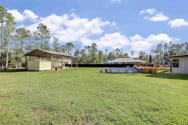 view of yard featuring a shed