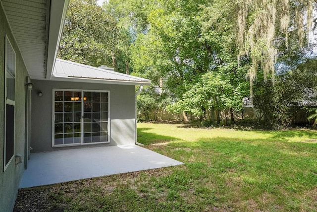 view of yard featuring a patio area