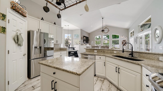 700 N Indigo Ter, Saint Johns, FL 32259 - kitchen featuring stainless steel fridge with ice dispenser, a sink, ceiling fan, vaulted ceiling, and a kitchen island