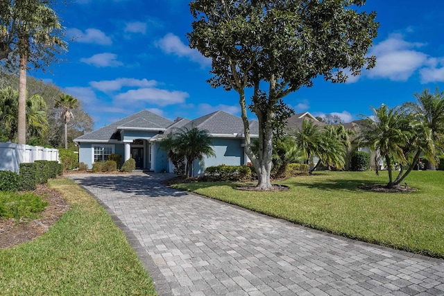 ranch-style house featuring a front yard