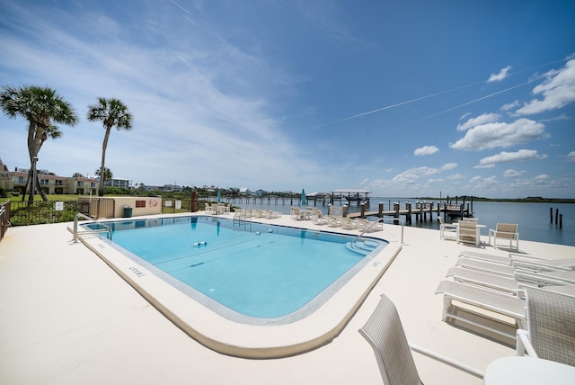 view of pool featuring a water view