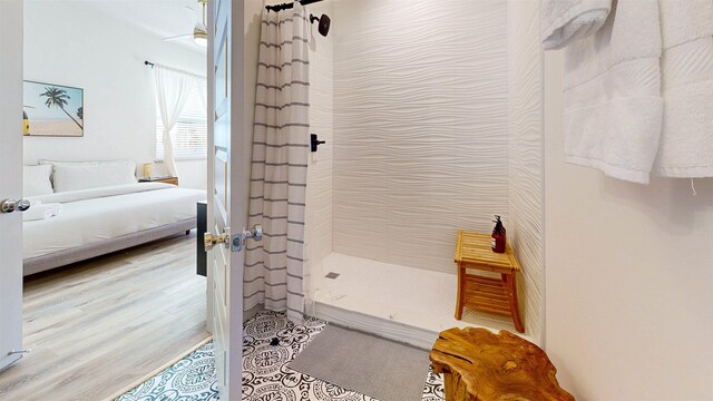 16/18/20 Inlet Pl, Saint Augustine, FL 32080 - bathroom with a tile shower, ensuite bath, and wood finished floors