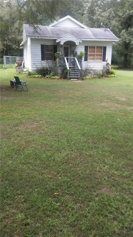 single story home featuring a front lawn